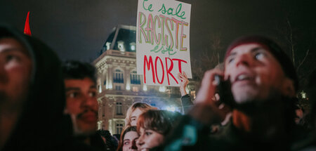 Einige Menschen zog es nach Bekanntwerden des Tods von Le Pen au... Einige Menschen zog es nach Bekanntwerden des Tods von Le Pen au...