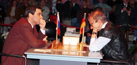 Robert Hübner (r.) gegen Garri Kasparow in Dortmund (23.4.1992)