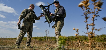 VR-Brille auf der Stirn, FPV-Drohne in der Hand: Krieg von heute...