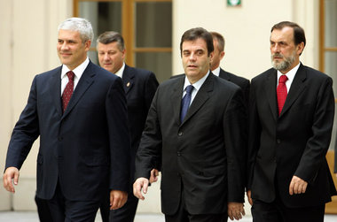 Serbiens Präsident Boris Tadic, Ministerpräsident Vojislav Kostu...