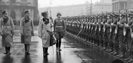 Uniform wie ein Fastnachtskostüm: Genralfeldmarschall August von...