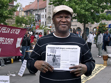 »The Voice«-Aktivist Osaren Igbinoba auf einer Solidaritätskundg...