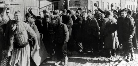 Überlebende von Auschwitz verlassen das Lager (Februar 1945)