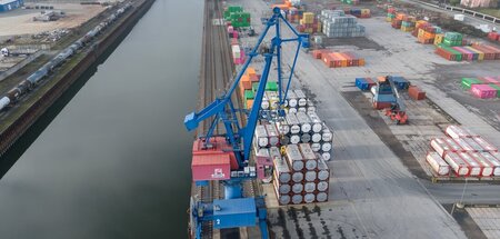 Ein 30 Meter hoher Portalkran soll den Binnenhafen in Riesa erwe... Ein 30 Meter hoher Portalkran soll den Binnenhafen in Riesa erwe...