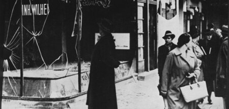 Zerstörtes und geplündertes Geschäft in Berlin (November 1938)