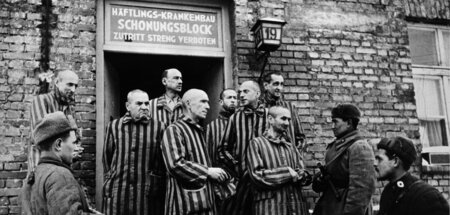 Sowjetsoldaten mit befreiten Insassen vor dem Krankenbau des Ver...
