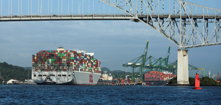 Containerschiff an der Einfahrt zum Panamakanal