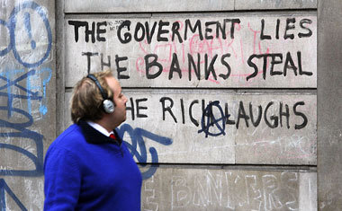 Volkes Meinung an der Fassade der Bank von England: Die Regierun... Volkes Meinung an der Fassade der Bank von England: Die Regierun...