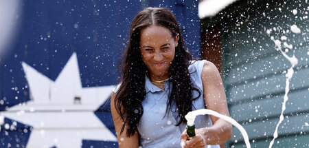 Nach mehr als harter Arbeit: Madison Keys lässt den Korken knall...