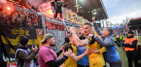 Schaut her: Dynamo Dresdens Stefan Kutschke (M.) jubelt vor dem ...