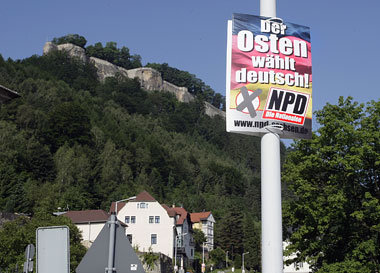 Ganz legale Umweltverschmutzung: NPD-Propaganda im sächsischen K... Ganz legale Umweltverschmutzung: NPD-Propaganda im sächsischen K...