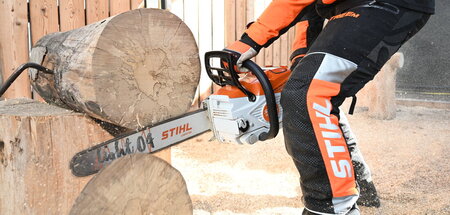 Mit schwerem Gerät an die Grundfeste des Motorsägenfabrikanten a...