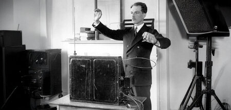 Leon Theremin, vormals Lew Termen, bei der Demonstration seines ...