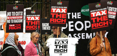 »Besteuert die Reichen« fordern Demonstranten in London. Gegen A...