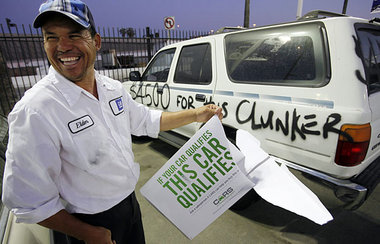 Da kommt vorübergehend Freude auf: Autohändler in Los Angeles ho...