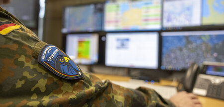 Ein Angehöriger des neuen Air Component Command am Freitag in Ka...