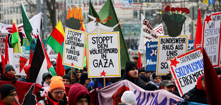 Auf der Demonstration des »Aktionsbündnisses gegen die NATO-Sich...