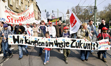 MLPD-Anhänger bei einer Großdemonstration von Stahlarbeitern geg... MLPD-Anhänger bei einer Großdemonstration von Stahlarbeitern geg...