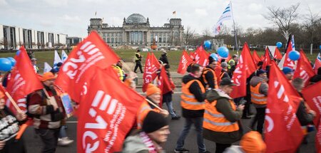 Aufzug vor symbolischer Kulisse: Schlappes Ergebnis, große Enttä...