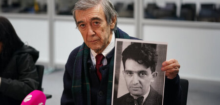 Der Holocaustüberlebende Josef Salomonovic mit einem Bild seines...