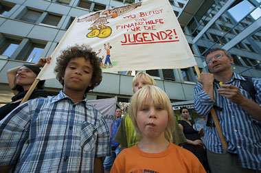 Protest am Dienstag vor dem Kreuzberger Rathaus. Kinder und Juge...