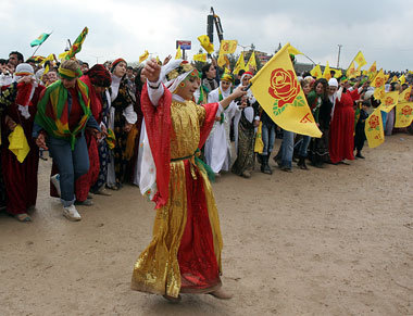 Frauen im Vordergrund: Newroz-Fest 2009 in Diyarbakir mit der Fa...