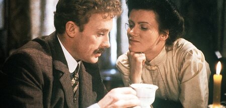 Daniel Olbrychski und Barbara Sukowa als Leo Jogiches und Rosa L...