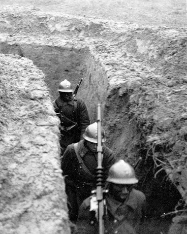 Afrikanische Kolonialsoldaten in einem französischen Schützengra... Afrikanische Kolonialsoldaten in einem französischen Schützengra...