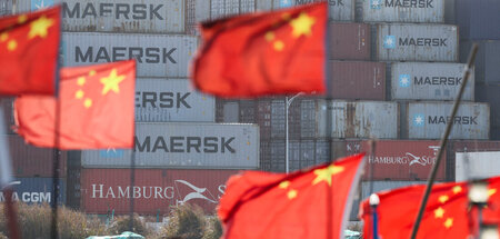 Chinesische Flaggen im Tiefwasserhafen Yangshan, 90 Kilometer sü...