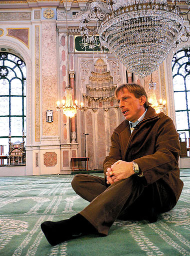 Türen öffnen: Christoph Daum in einer Istanbuler Moschee (2005) Türen öffnen: Christoph Daum in einer Istanbuler Moschee (2005)