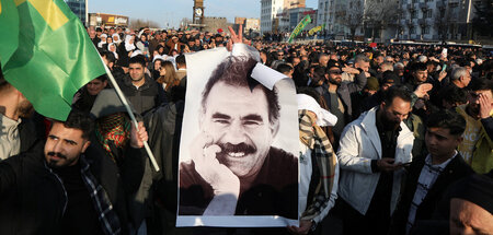 Warten auf die Friedensbotschaft: Kundgebung mit dem Bild Öcalan...