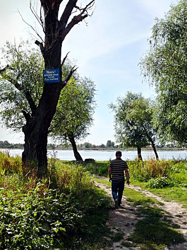 Der Weg hinunter zur Donau auf der ukrainischen Seite. Mit einem... Der Weg hinunter zur Donau auf der ukrainischen Seite. Mit einem...