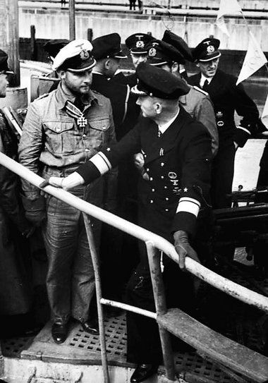 U30-Kommandant Fritz-Julius Lemp (l.) im Gespräch mit dem Befehl... U30-Kommandant Fritz-Julius Lemp (l.) im Gespräch mit dem Befehl...