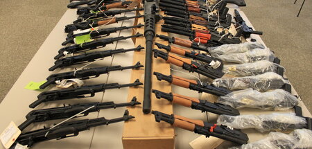 Bei Razzien in den USA beschlagnahmte Waffen (Phoenix, Arizona, ...