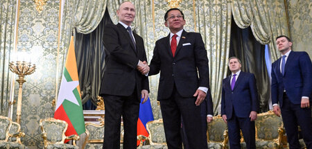 Machthaber Hlaing (M. r.) sucht beim russischen Präsidenten Puti...