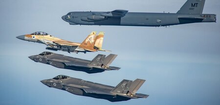 Einträchtig fliegen sie nebeneinander: Israelische und US-amerik...