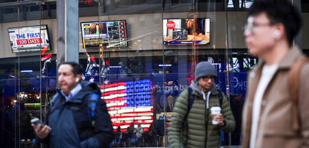 Verängstigte Yankees taumeln über den Times Square (New York, 11...