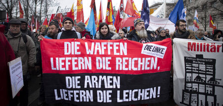 Protest gegen die Militarisierung Deutschlands von Anhängern der...