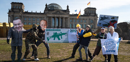 Protestaktion gegen die Rüstungskredite vor dem Reichstagsgebäud...