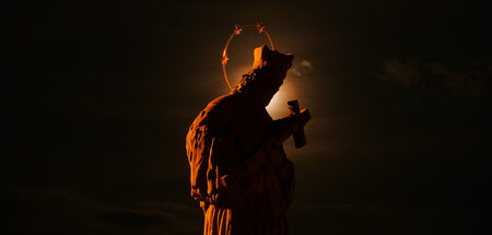 Statue_im_Mondlicht_84845419.jpg