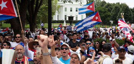 2021-07-26T193851Z_1420034242_RC2HSO95CPQ1_RTRMADP_3_CUBA-UNREST