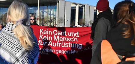 »Kein Cent und kein Mensch für Aufrüstung«: Protest auf der Wies...