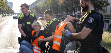 Klimaschutzaktivistinnen im polizeilichen »Festhalte- und Transp...