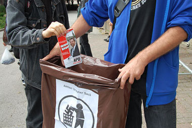Antifaschisten werfen in Hamburg-Neuwiesenthal Werbung der NPD »...