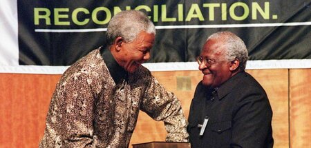 Nelson Mandela und Desmond Tutu nach dem Ende der Arbeit der Wah...