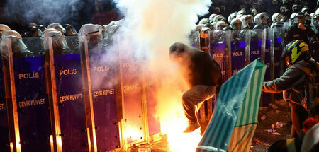Flammender Protest trotz Versammlungsverboten und Polizeigewalt ...