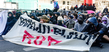 »Berlin bleibt rot«: Antifaschistische Straßenblockade am Sonnab...