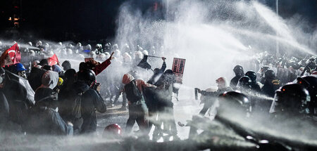 Mit Wasserwerfern und Pfefferspray ging die Polizei am Sonntag a...