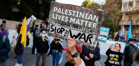 Kleine Proteste gegen den Gazakrieg finden auch in Israel statt ...