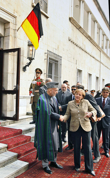Nach 2001 hat die Bundesregierung in Afghanistan für das BRD-Ka... Nach 2001 hat die Bundesregierung in Afghanistan für das BRD-Ka...